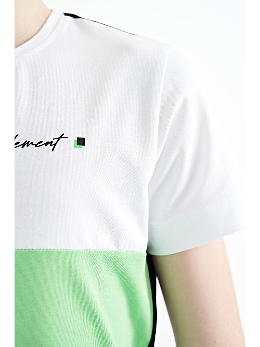 Siyah Renk Bloklu O Yaka Baskı Detaylı Standart Kalıp Erkek Çocuk Tişört - 11135-2