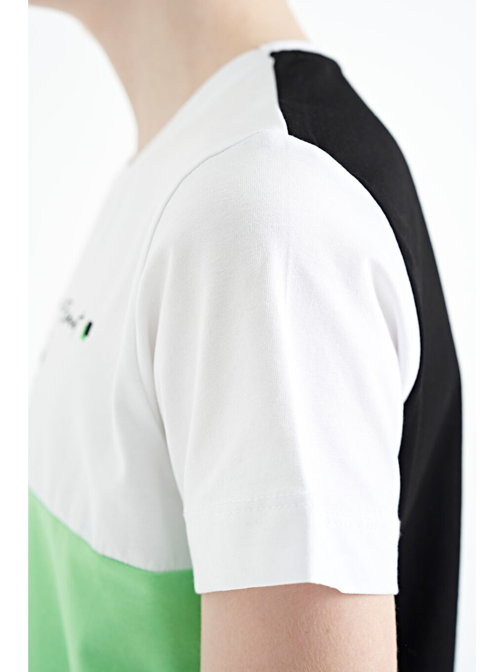 Siyah Renk Bloklu O Yaka Baskı Detaylı Standart Kalıp Erkek Çocuk Tişört - 11135-3