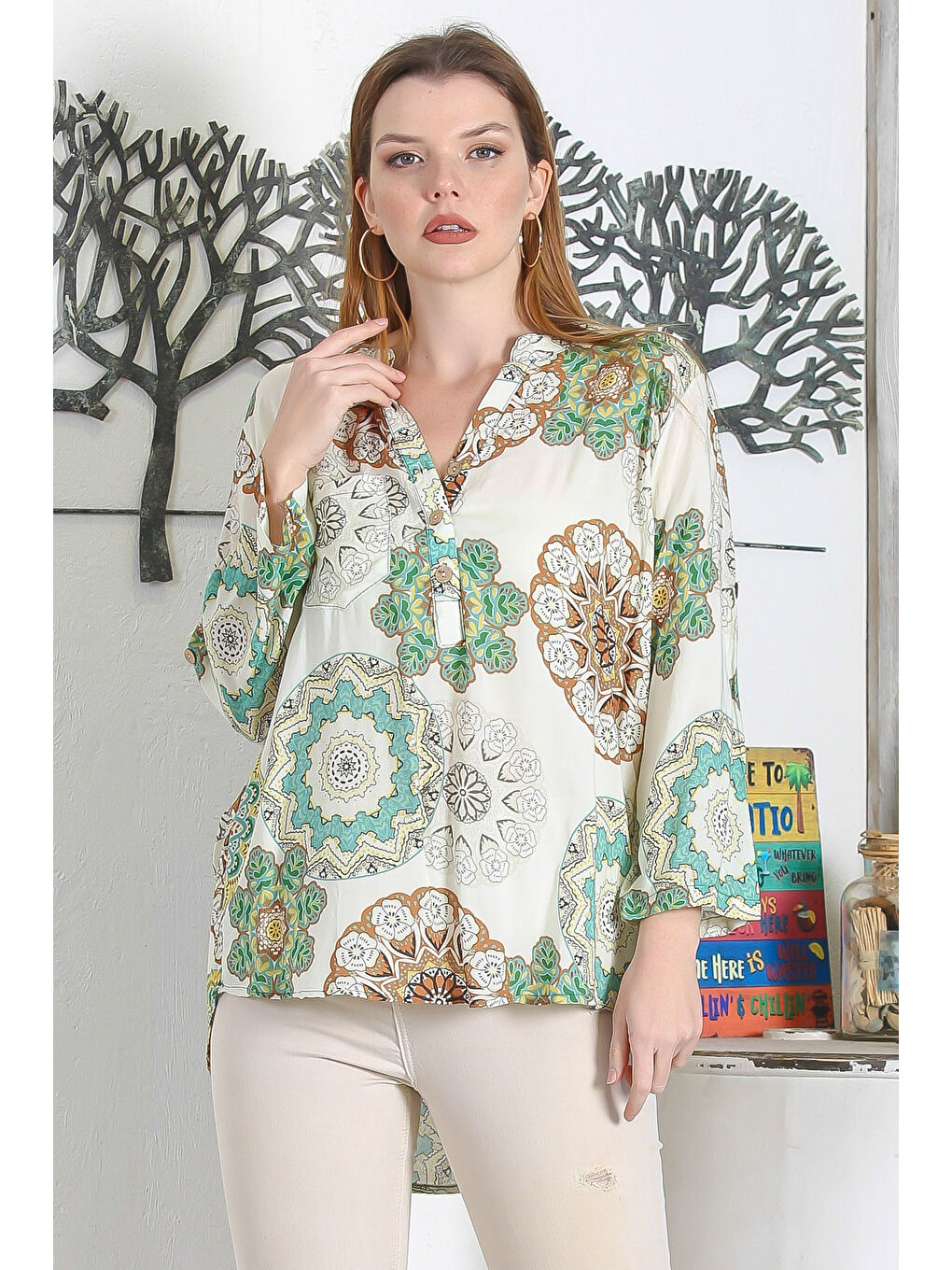 Açık Yeşil Biritli Yaka Düğmeli Uzun Kollu Şal Desenli Casual Dokuma Bluz-1