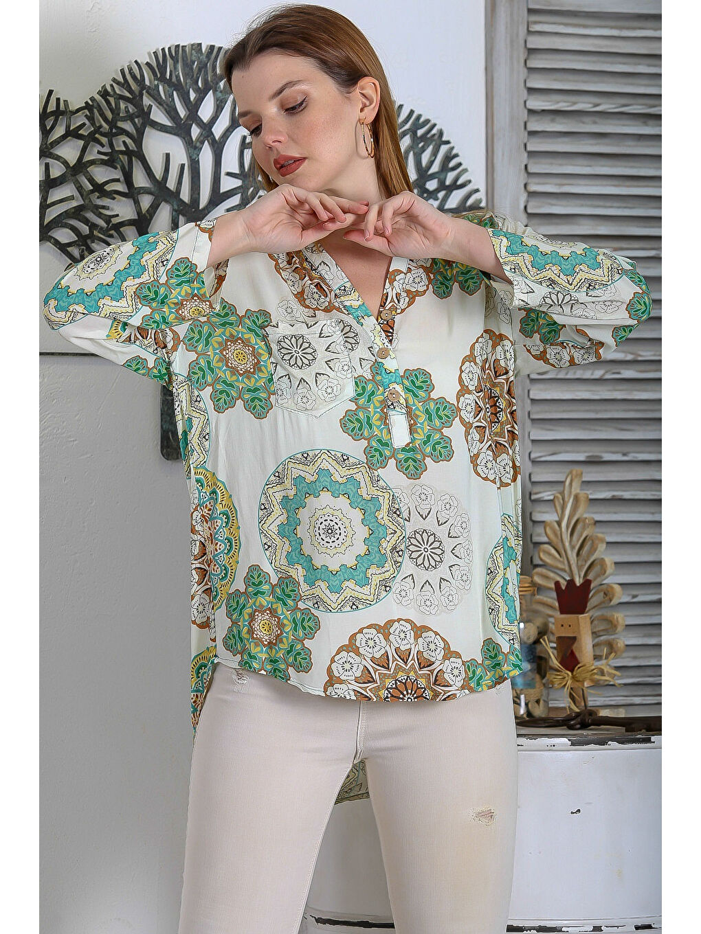 Açık Yeşil Biritli Yaka Düğmeli Uzun Kollu Şal Desenli Casual Dokuma Bluz-2