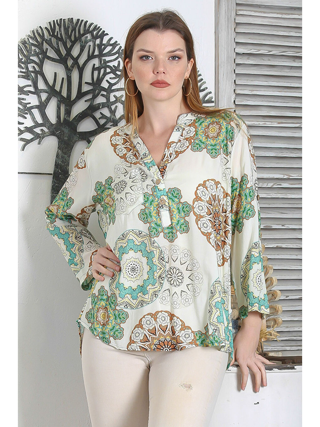 Açık Yeşil Biritli Yaka Düğmeli Uzun Kollu Şal Desenli Casual Dokuma Bluz-3