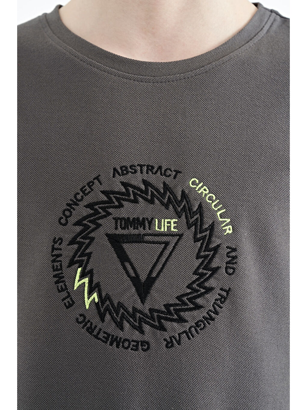 Koyu Gri Nakış İşleme Detaylı O Yaka Standart Kalıp Erkek Çocuk Tişört - 11115-4