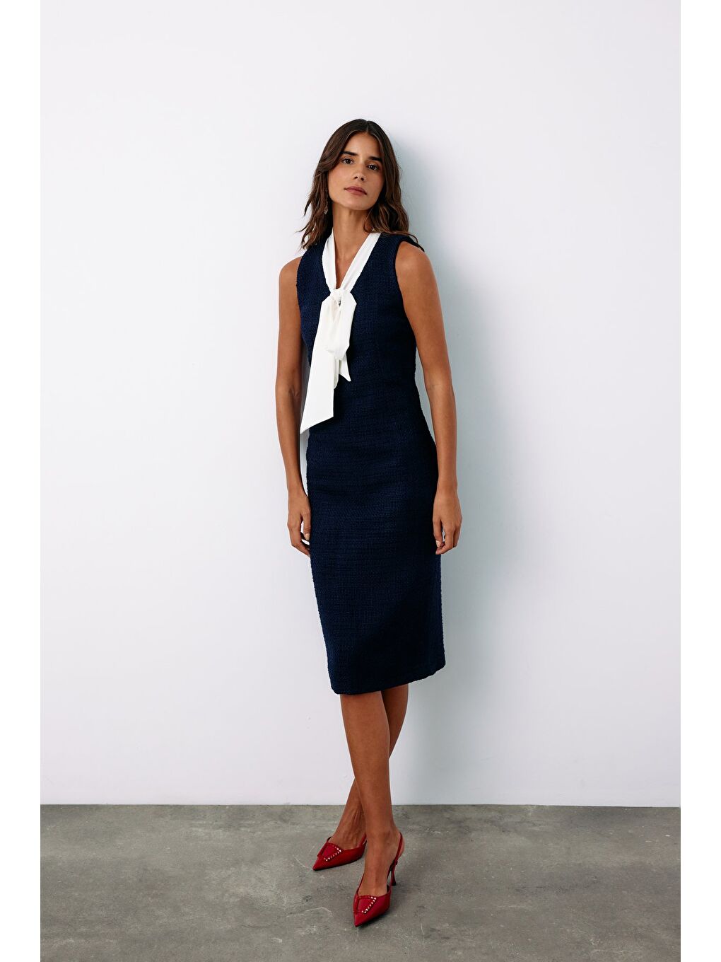 Fularlı Kolsuz Tüvit Elbise - Lacivert