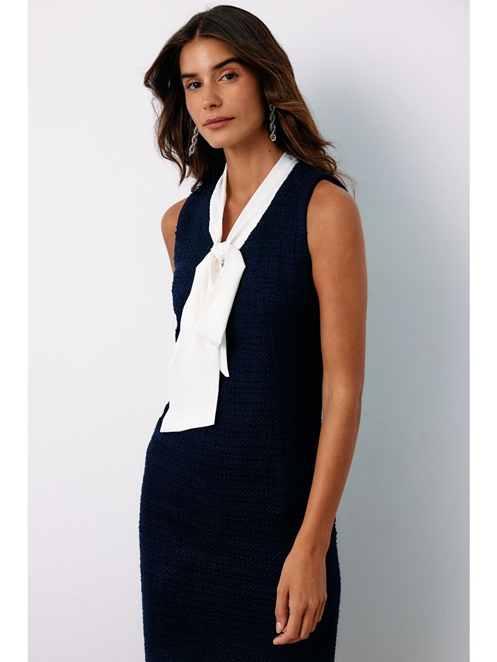 Fularlı Kolsuz Tüvit Elbise - Lacivert-4