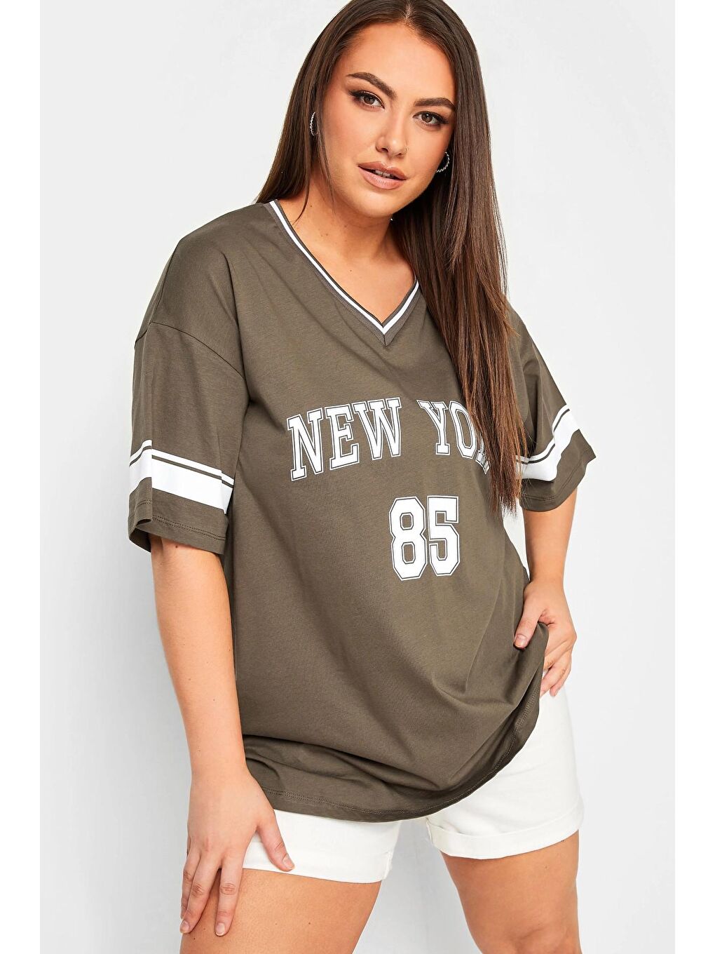 Kahverengi Büyük Beden Önü Baskılı V Yaka Yarım Kollu Uzun Kesim Tişört 321020