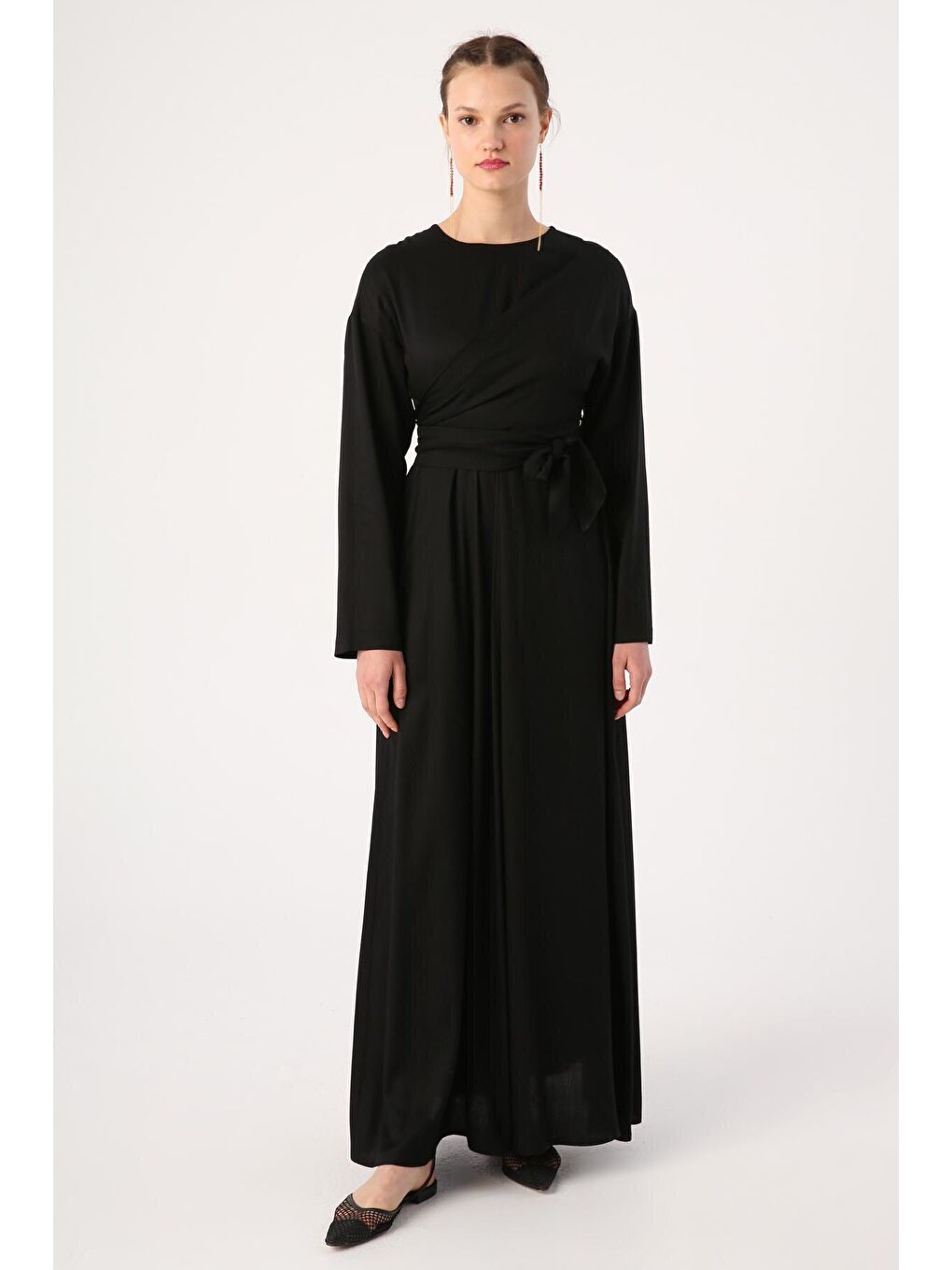 Siyah Bisiklet Yaka Beli Bağlama Detaylı Viskon Elbise-1