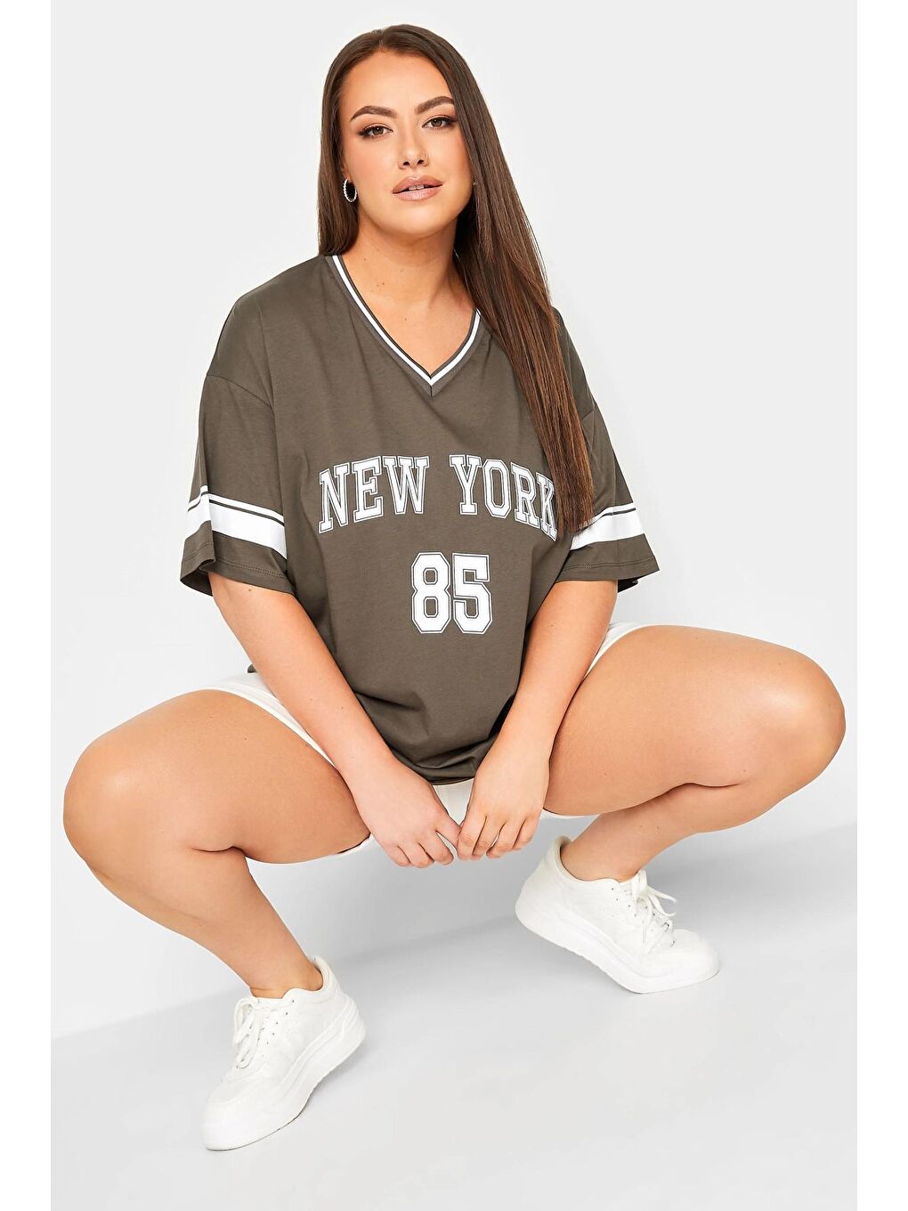 Kahverengi Büyük Beden Önü Baskılı V Yaka Yarım Kollu Uzun Kesim Tişört 321020-3