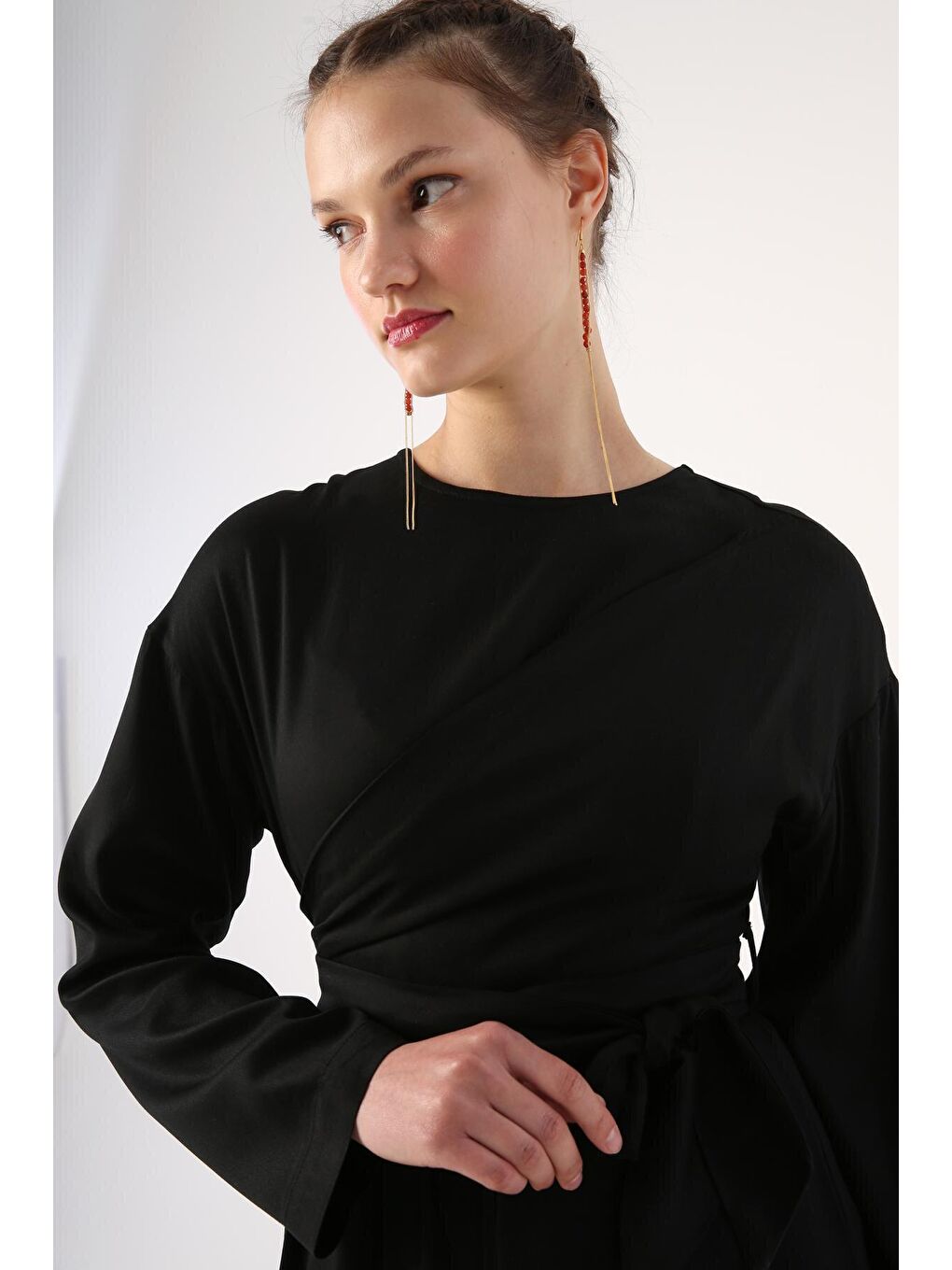 Siyah Bisiklet Yaka Beli Bağlama Detaylı Viskon Elbise-4