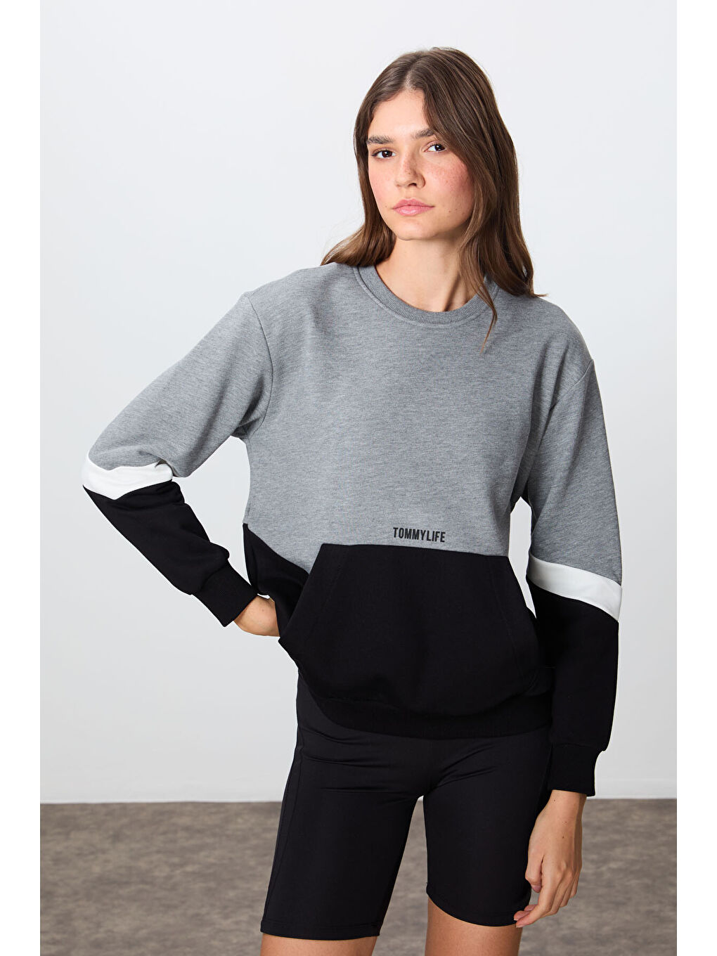 Gri Melanj Kompakt Pamuklu Kalın Pürüzsüz Dokulu O Yaka Oversize Fit Kadın Sweatshirt - 97289-3