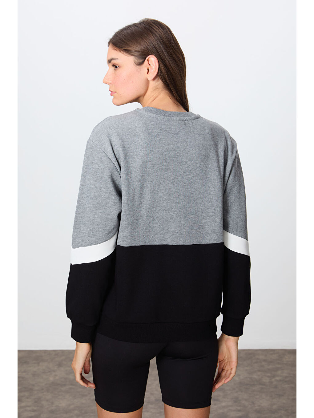 Gri Melanj Kompakt Pamuklu Kalın Pürüzsüz Dokulu O Yaka Oversize Fit Kadın Sweatshirt - 97289-4