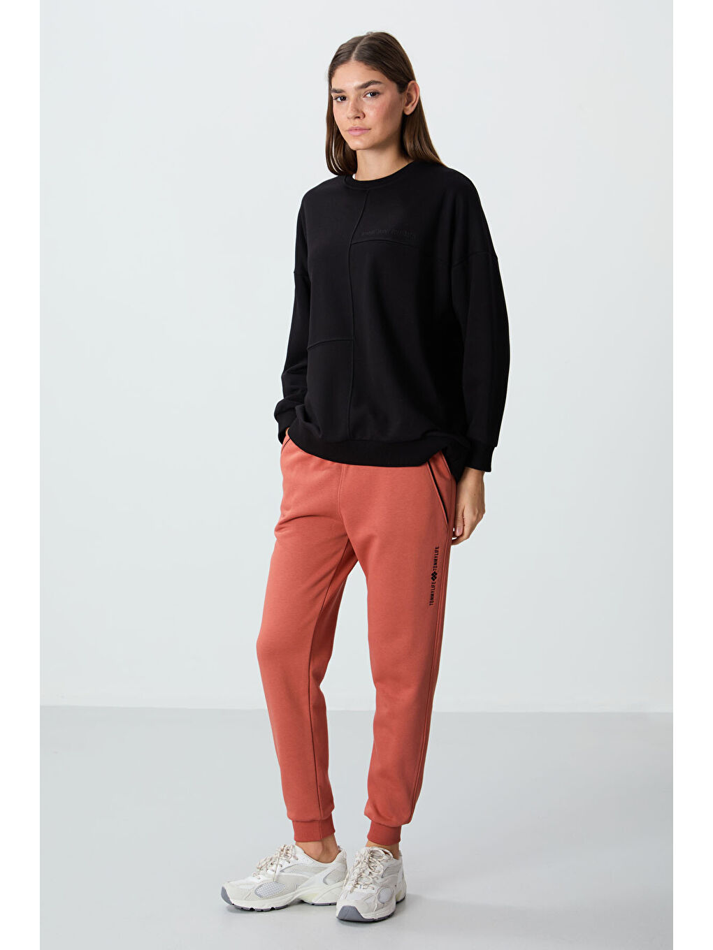 Kahverengi Kiremit Kompakt Pamuklu Kalın Pürüzsüz Dokulu Standart Fit Kadın Eşofman Altı - 94660