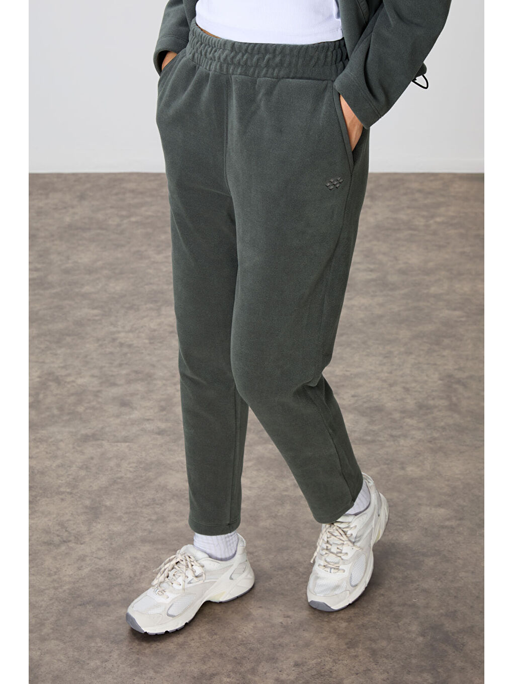 Haki Kalın Yumuşak Dokulu Kapüşonlu Oversize Nakışlı Polar Kadın Eşofman Takım  95338-2