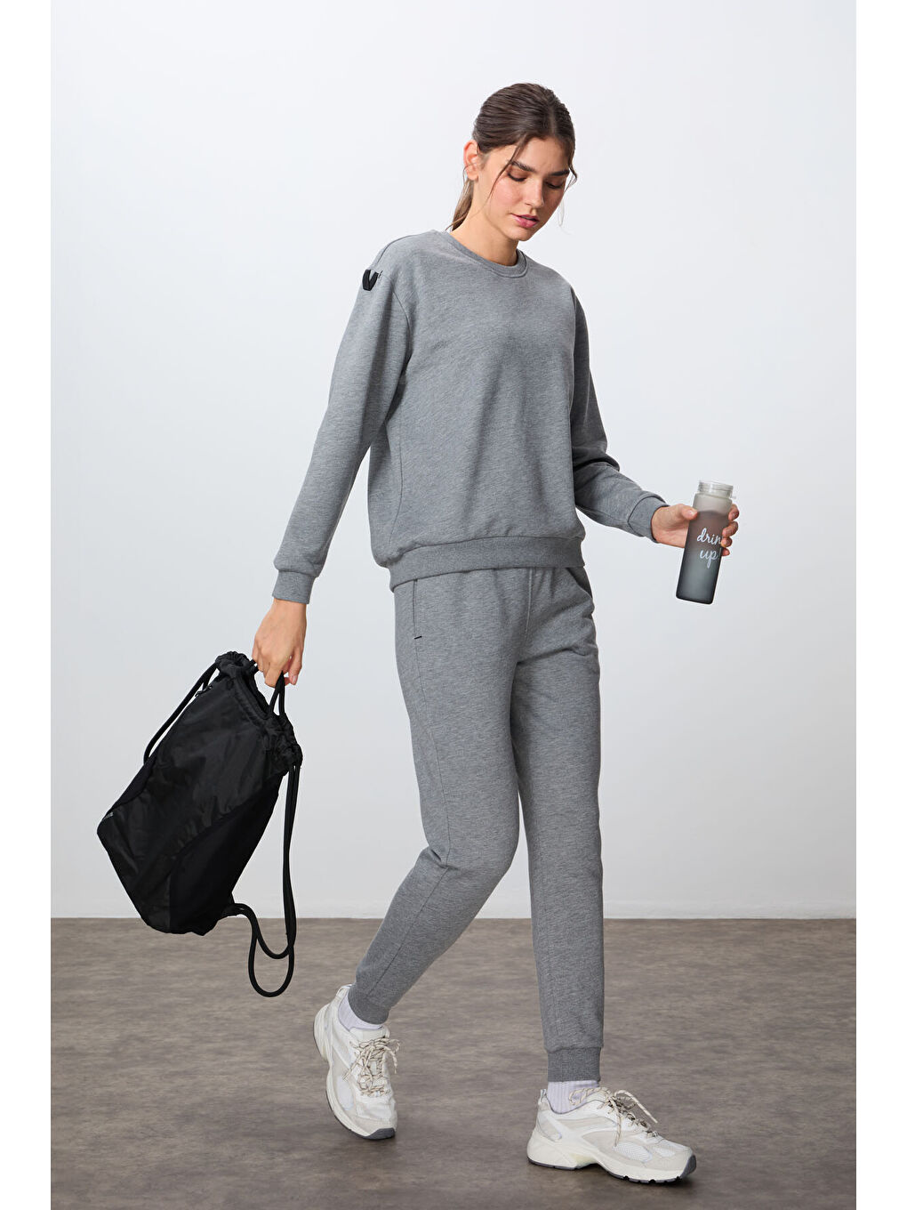 Gri Melanj Kompakt Pamuklu Kalın Pürüzsüz Dokulu O Yaka Oversize Fit Kadın Eşofman Takım - 95341