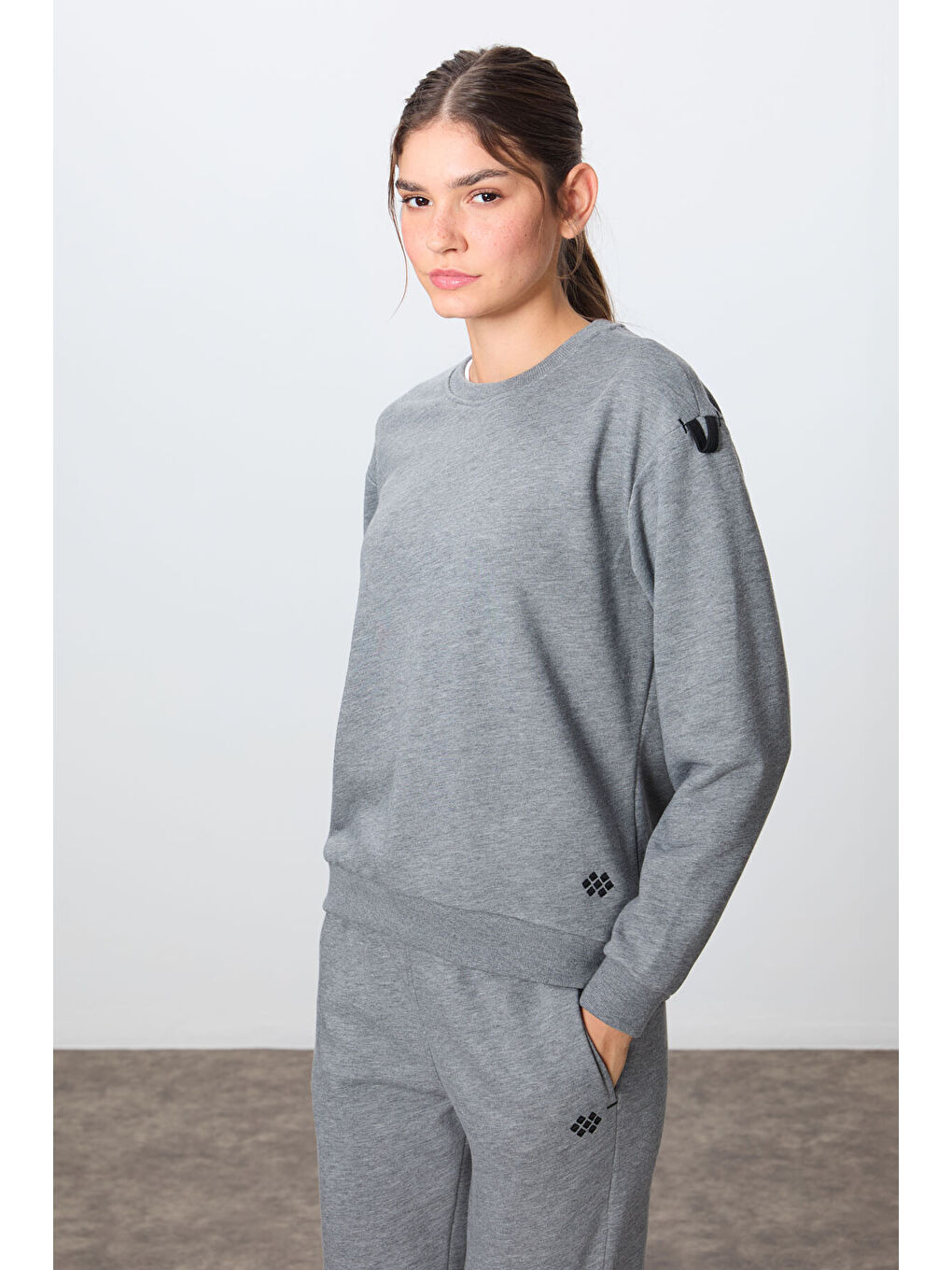 Gri Melanj Kompakt Pamuklu Kalın Pürüzsüz Dokulu O Yaka Oversize Fit Kadın Eşofman Takım - 95341-1