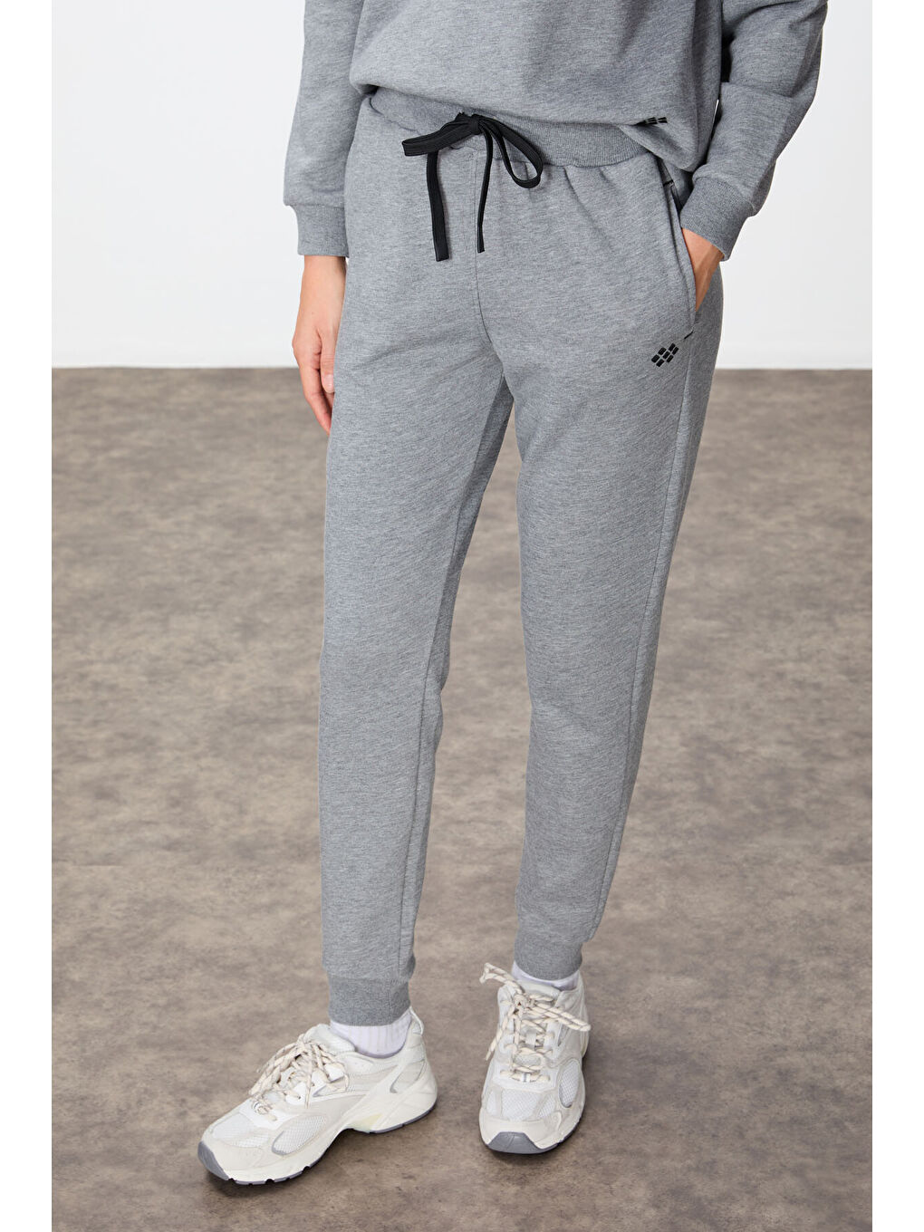 Gri Melanj Kompakt Pamuklu Kalın Pürüzsüz Dokulu O Yaka Oversize Fit Kadın Eşofman Takım - 95341-2