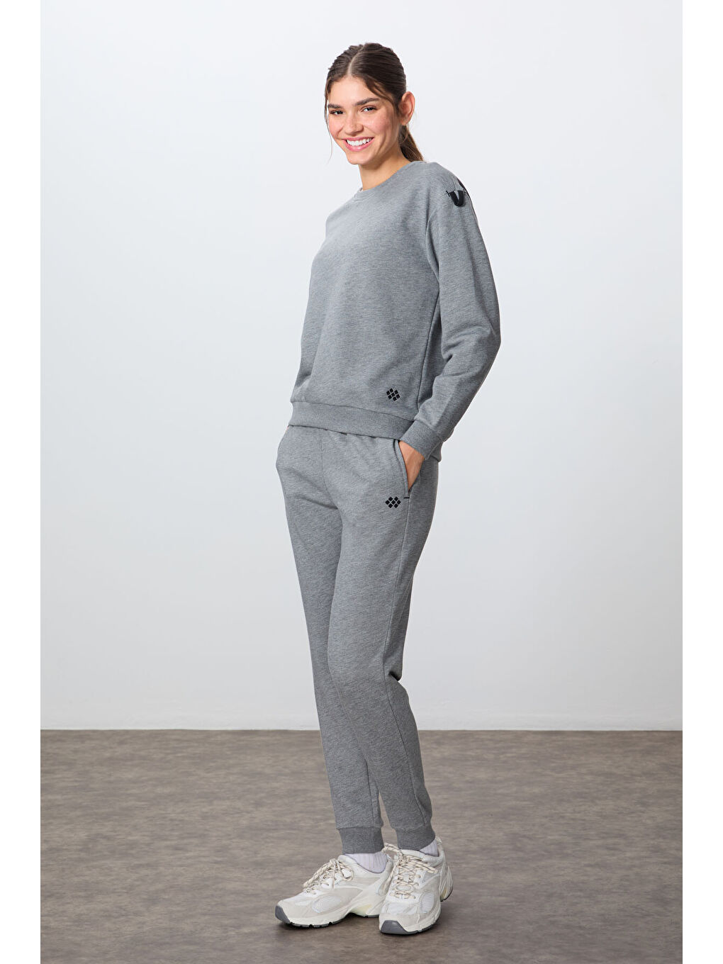 Gri Melanj Kompakt Pamuklu Kalın Pürüzsüz Dokulu O Yaka Oversize Fit Kadın Eşofman Takım - 95341-3