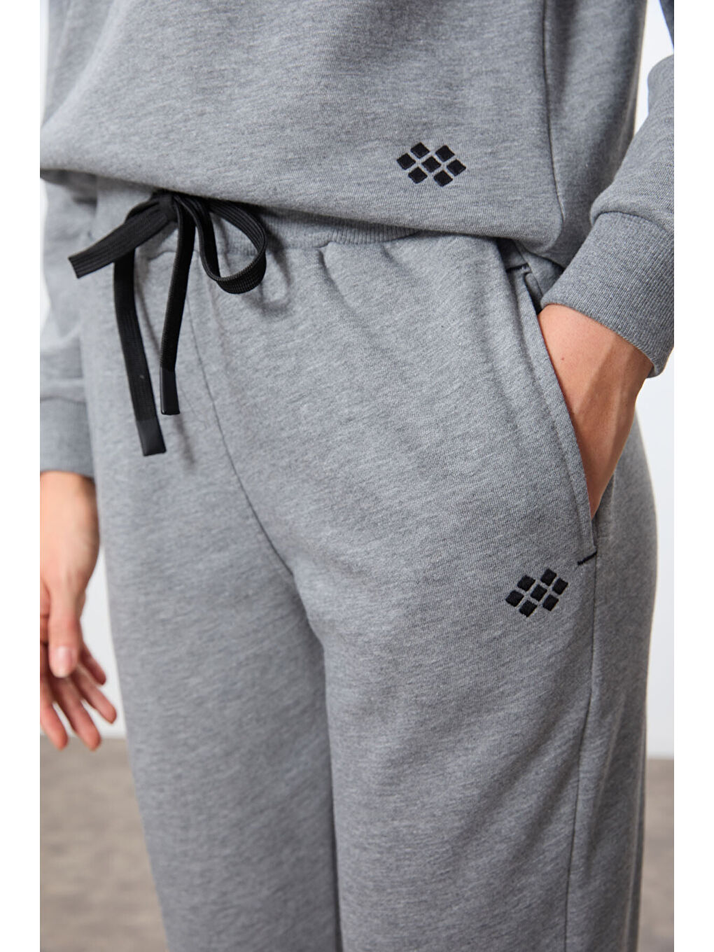 Gri Melanj Kompakt Pamuklu Kalın Pürüzsüz Dokulu O Yaka Oversize Fit Kadın Eşofman Takım - 95341-4