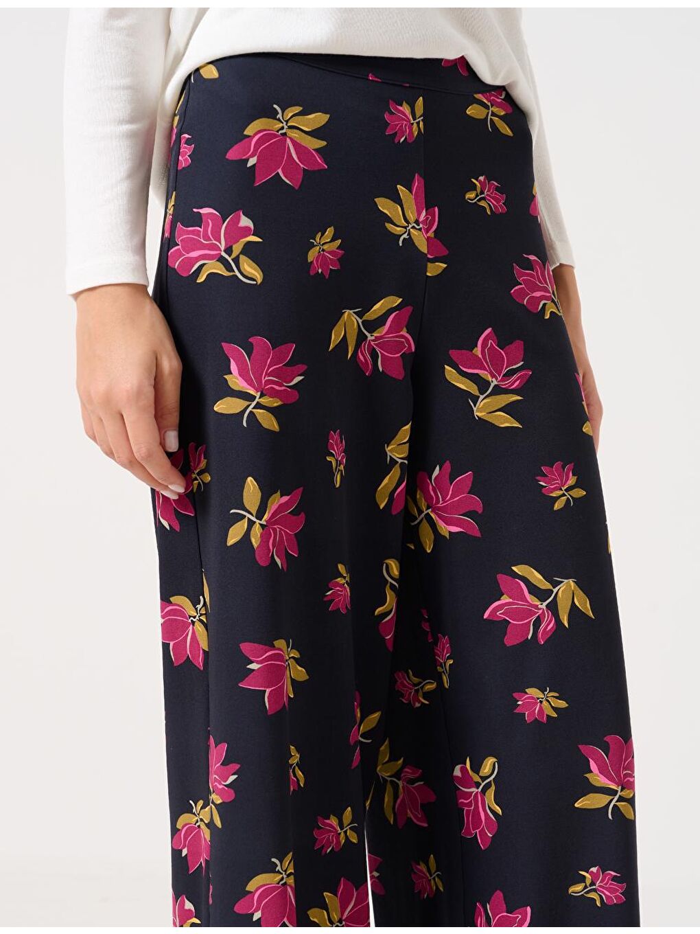 Siyah Bol Kesim Bol Paça Yüksek Bel Saten Pantolon-2