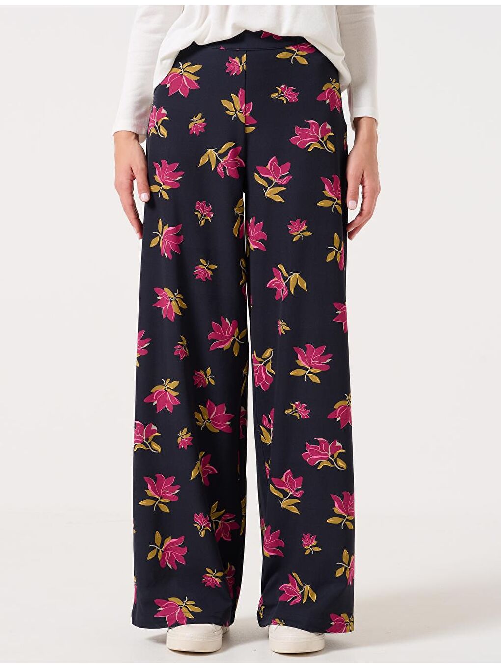 Siyah Bol Kesim Bol Paça Yüksek Bel Saten Pantolon-3