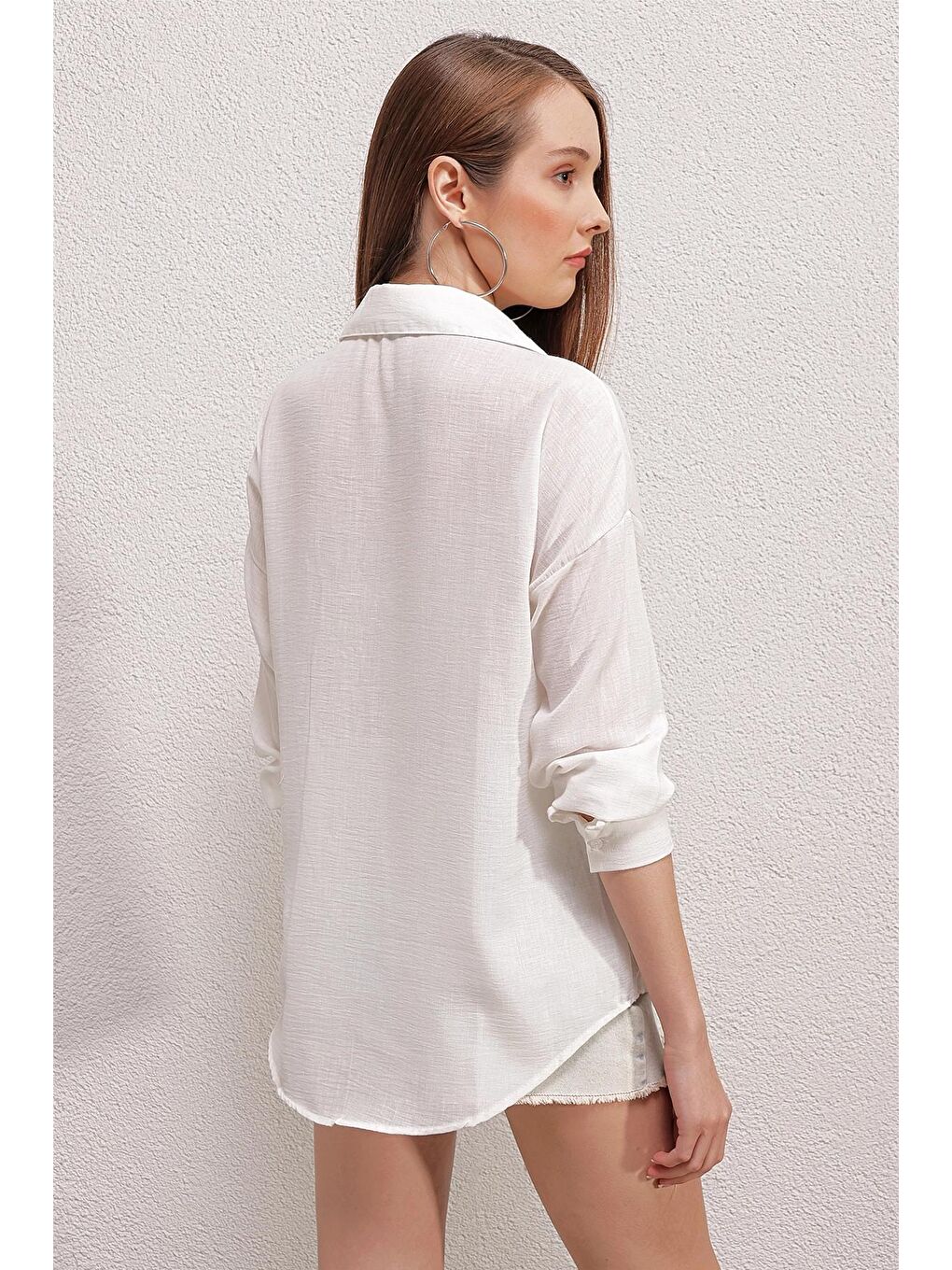 Beyaz Düşük Omuz Cepli Oversize Gömlek-4