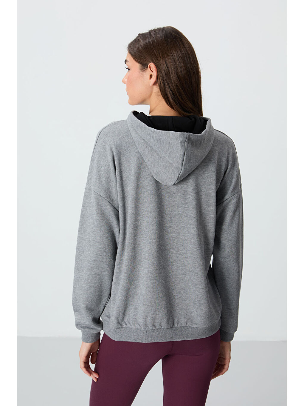 Gri Melanj Kompakt Pamuklu Kalın Pürüzsüz Dokulu Kapüşonlu Oversize Fit Kadın Sweatshirt   97291-4