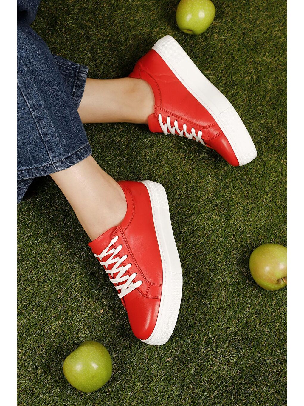 Kırmızı Hakiki Deri Yuvarlak Burun Dolgu Taban Bağcıklı Kadın Sneaker 24240