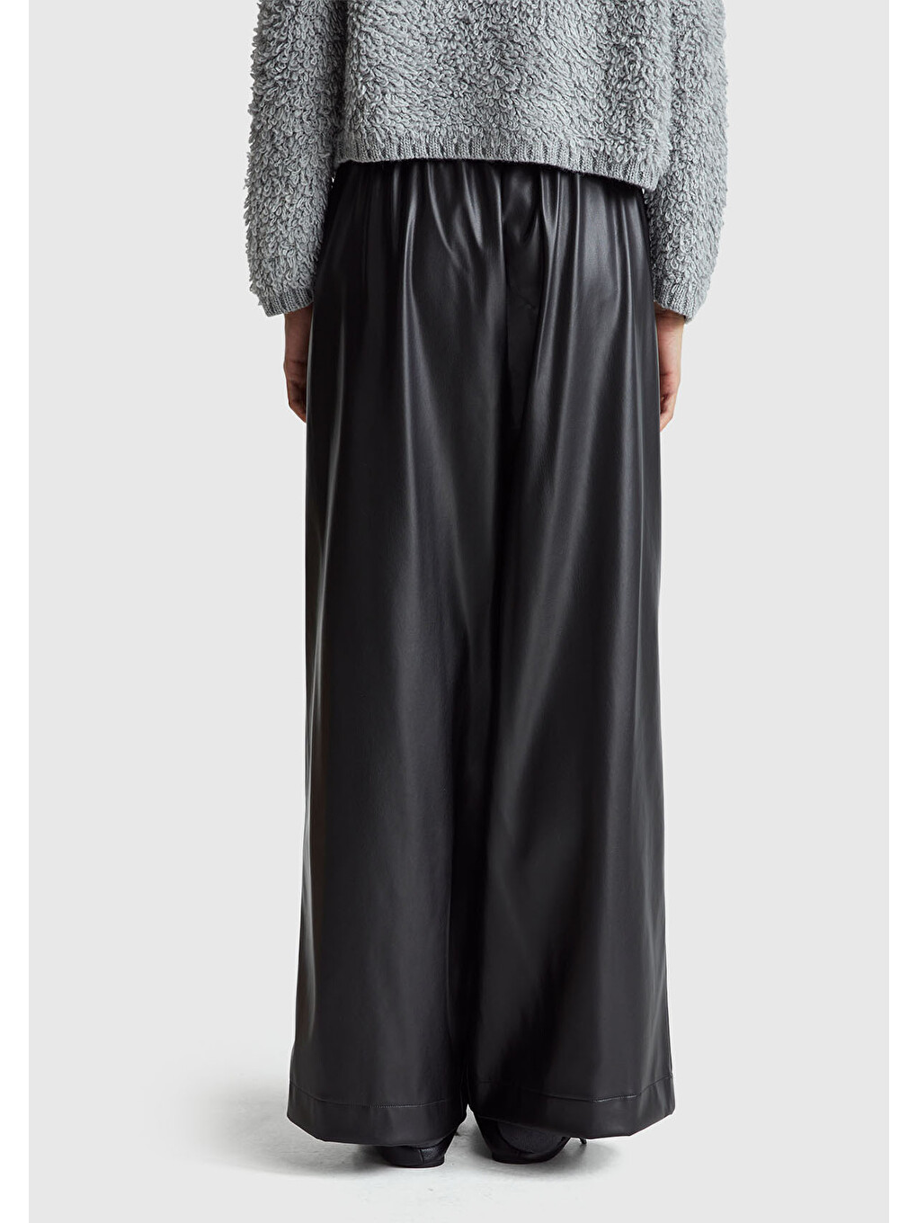 Kadın Siyah Beli Lastikli Büzgülü Geniş Paça Pantolon-2