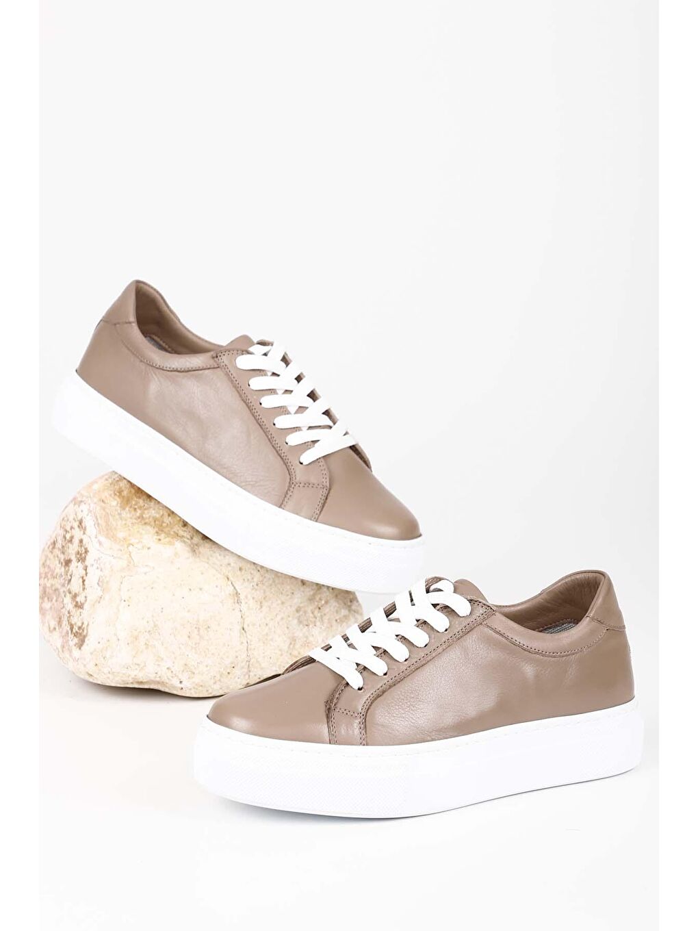 Bej Hakiki Deri Yuvarlak Burun Dolgu Taban Bağcıklı Kadın Sneaker 24240