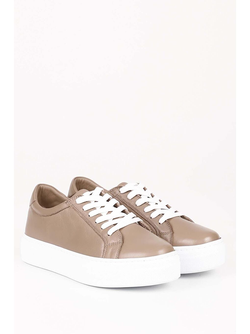 Bej Hakiki Deri Yuvarlak Burun Dolgu Taban Bağcıklı Kadın Sneaker 24240-1