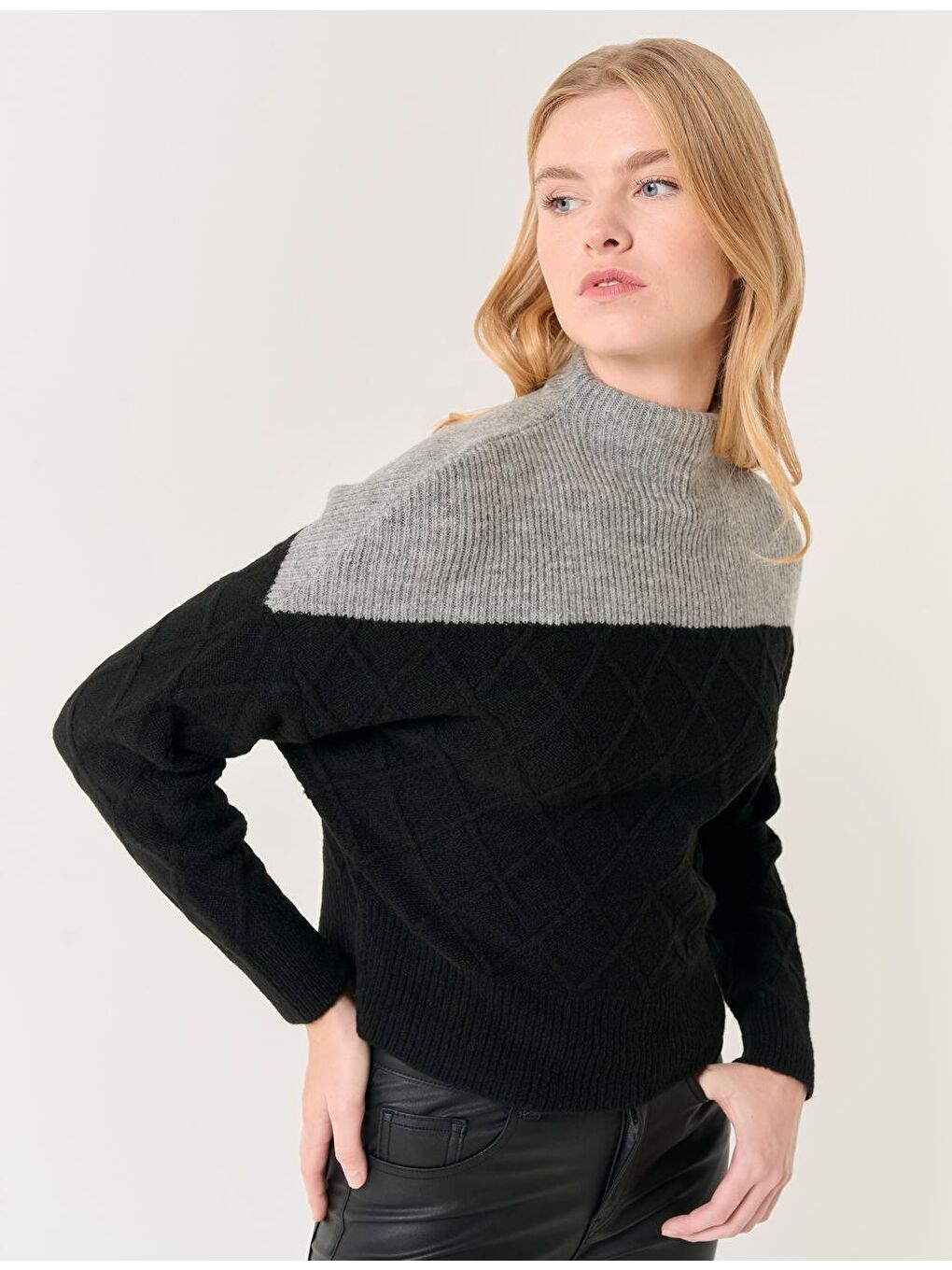 Siyah Balıkçı Yaka Yarasa Kollu Triko Kazak