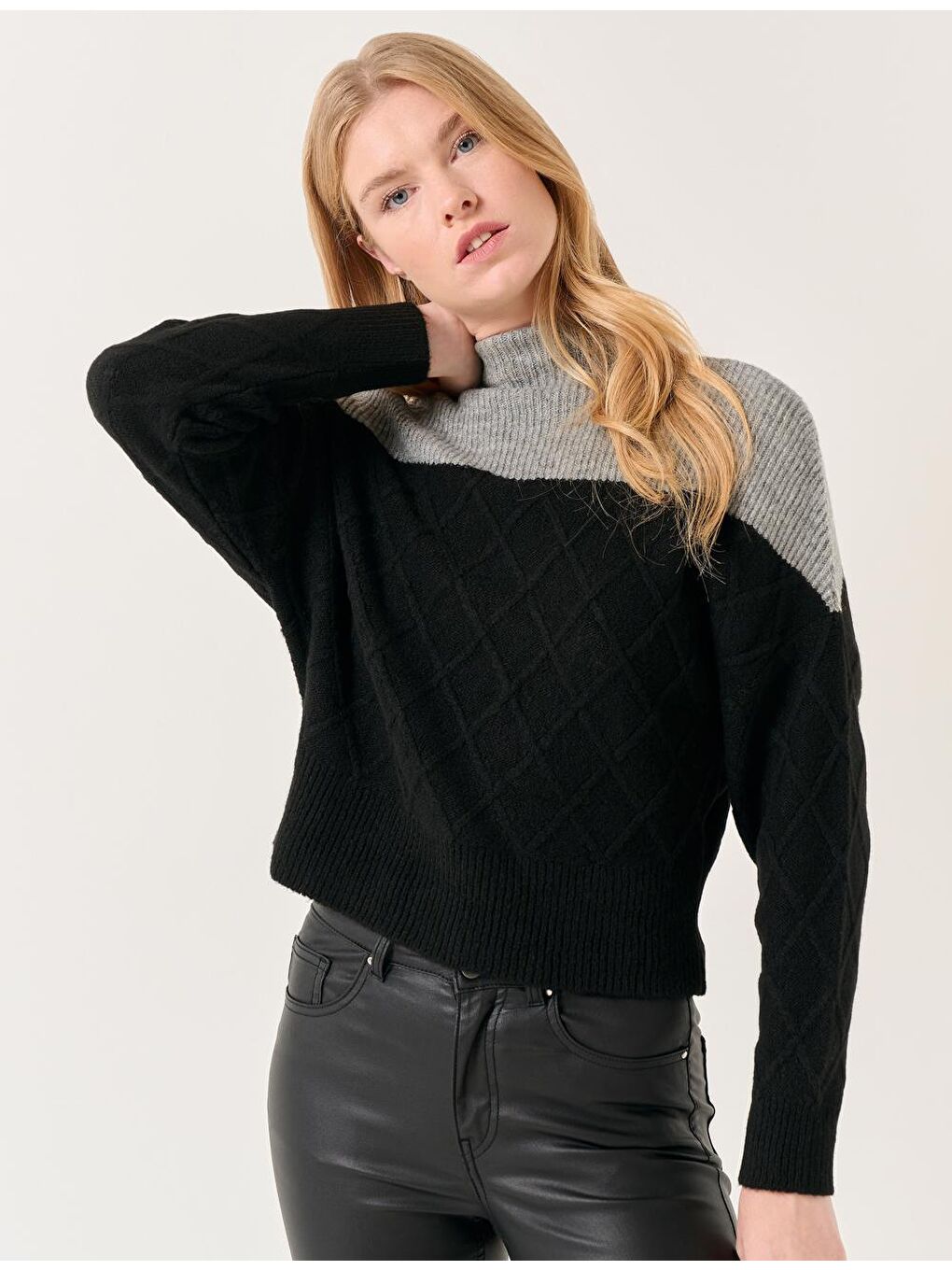 Siyah Balıkçı Yaka Yarasa Kollu Triko Kazak-3