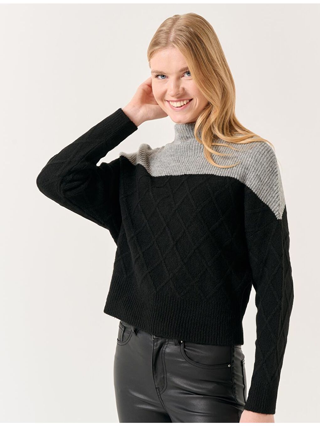 Siyah Balıkçı Yaka Yarasa Kollu Triko Kazak-4