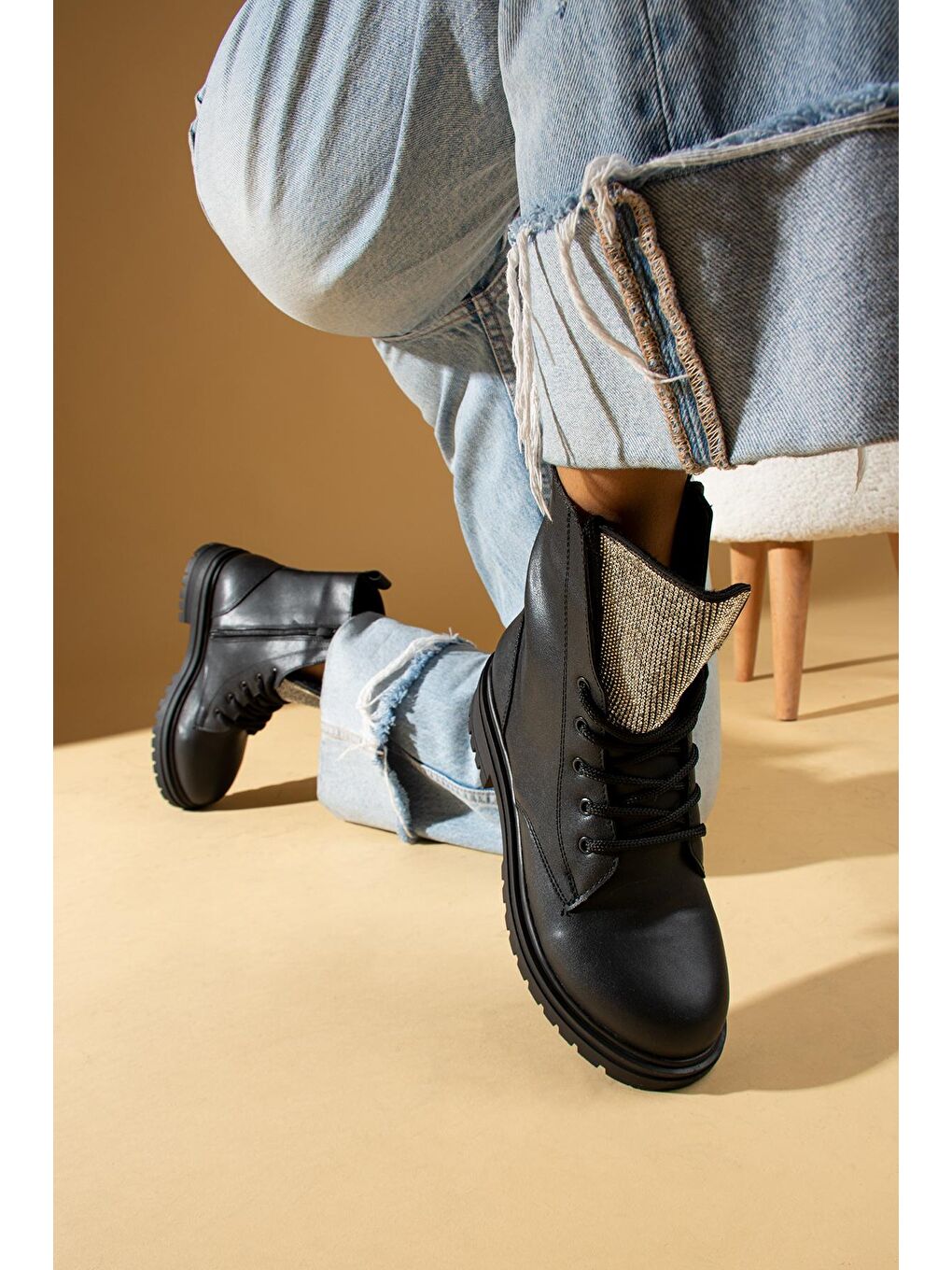 Siyah Taş Detaylı Fermuarlı & Bağcıklı Kadın Postal Bot 57-472-23