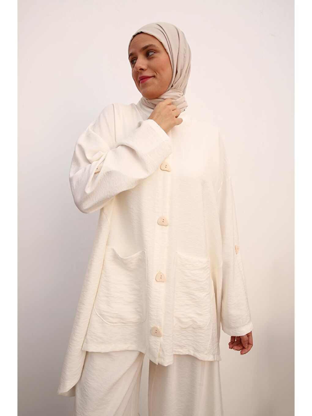 Kırık Beyaz Renkli Düğmeli Bol Pantolonlu Takım