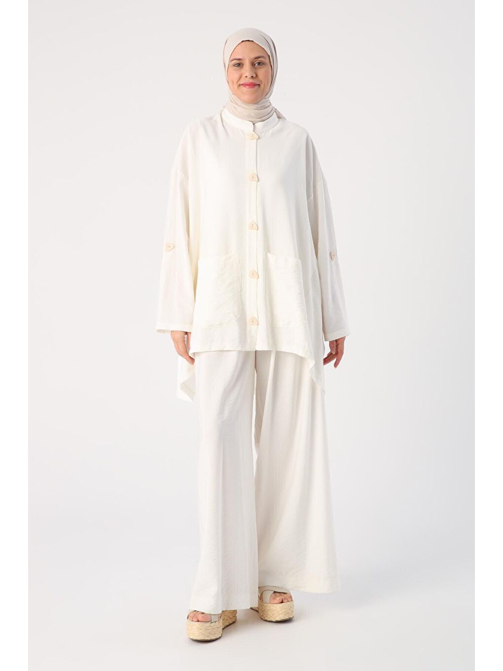 Kırık Beyaz Renkli Düğmeli Bol Pantolonlu Takım-1