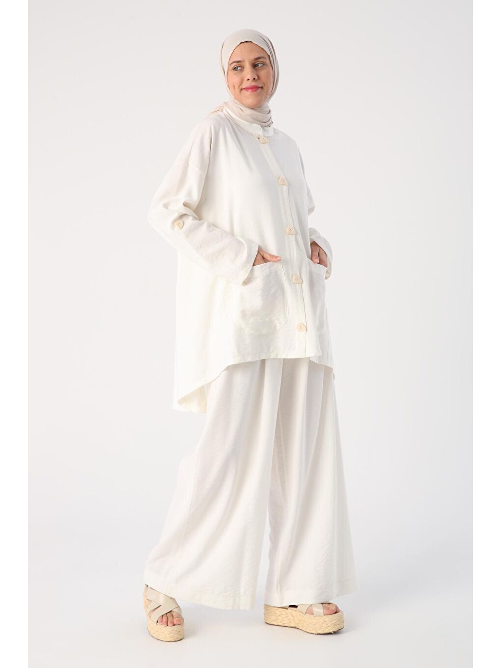 Kırık Beyaz Renkli Düğmeli Bol Pantolonlu Takım-2