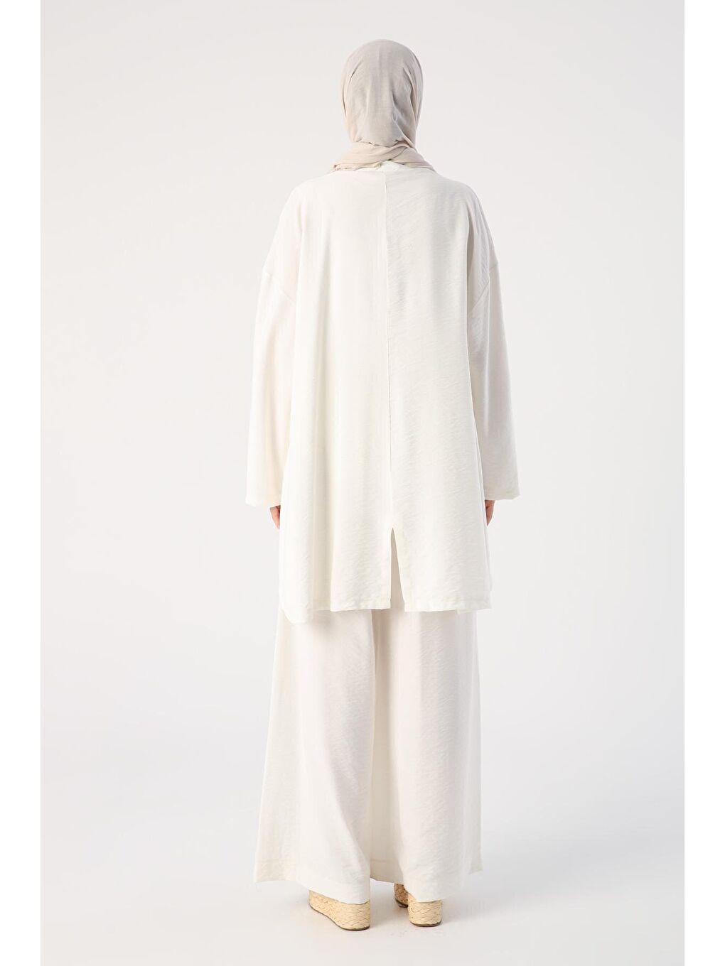 Kırık Beyaz Renkli Düğmeli Bol Pantolonlu Takım-3