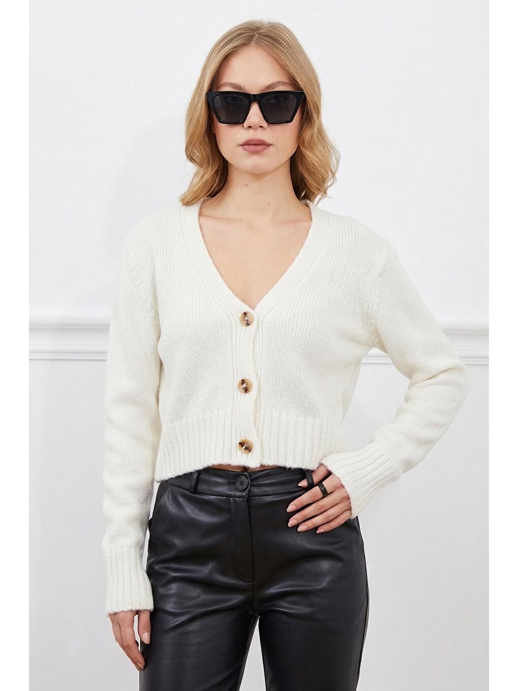 Ekru Düğmeli V Yaka Triko Hırka