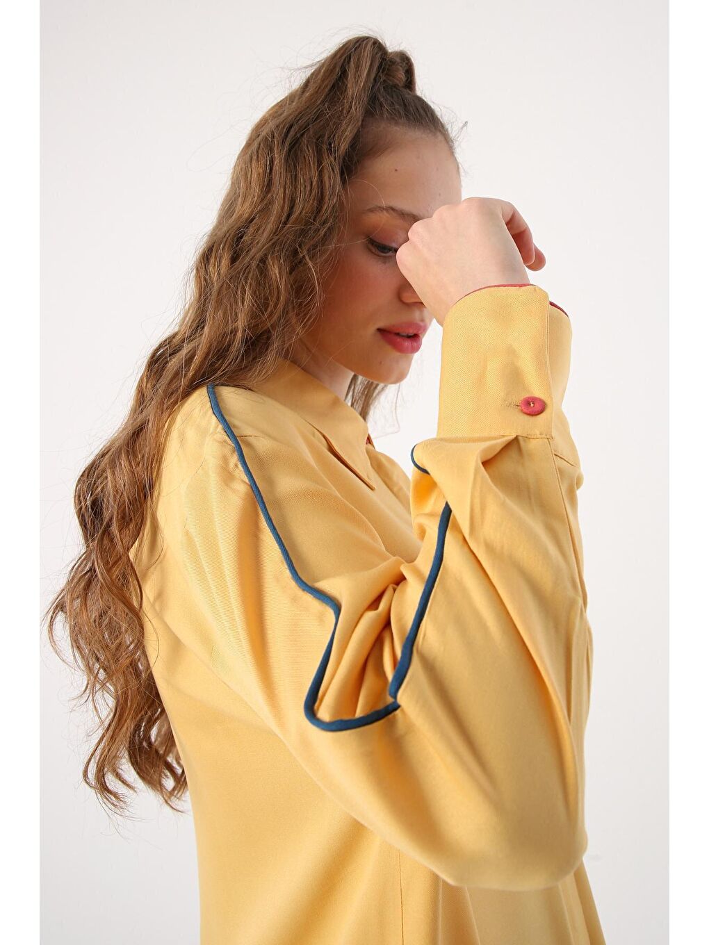 Sarı Renkli Biye Detaylı Viscon Gömlek