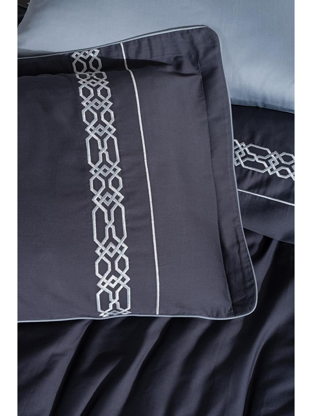 Siyah Nakışlı Pamuk Saten Çift Kişilik Nevresim Takımı Olette-1