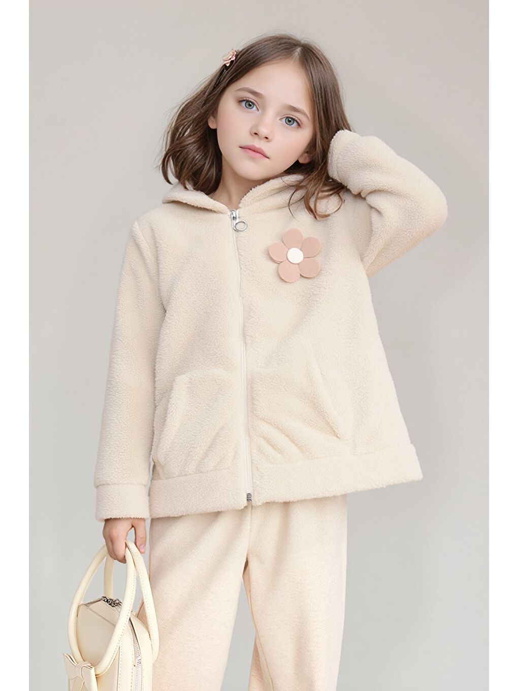 Ekru Papatya Aksesuarlı Fermuarlı Kız Çocuk Pelüş Mont