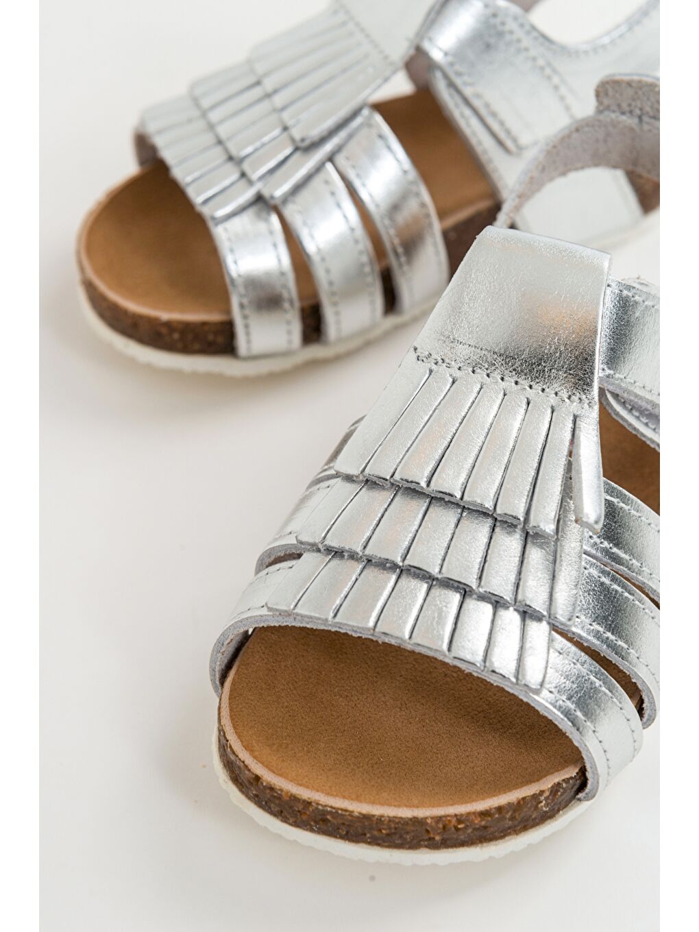 Gri Kız Çocuk Gümüş Deri Ortopedik Destekli Çocuk Sandalet