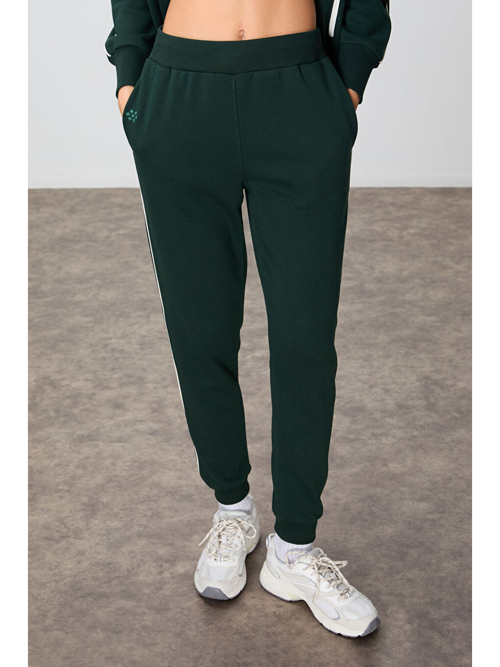 Çam Yeşili Kompakt Pamuklu Kalın Pürüzsüz Dokulu Dik Yaka Oversize Fit Kadın Eşofman Takım - 95340-8