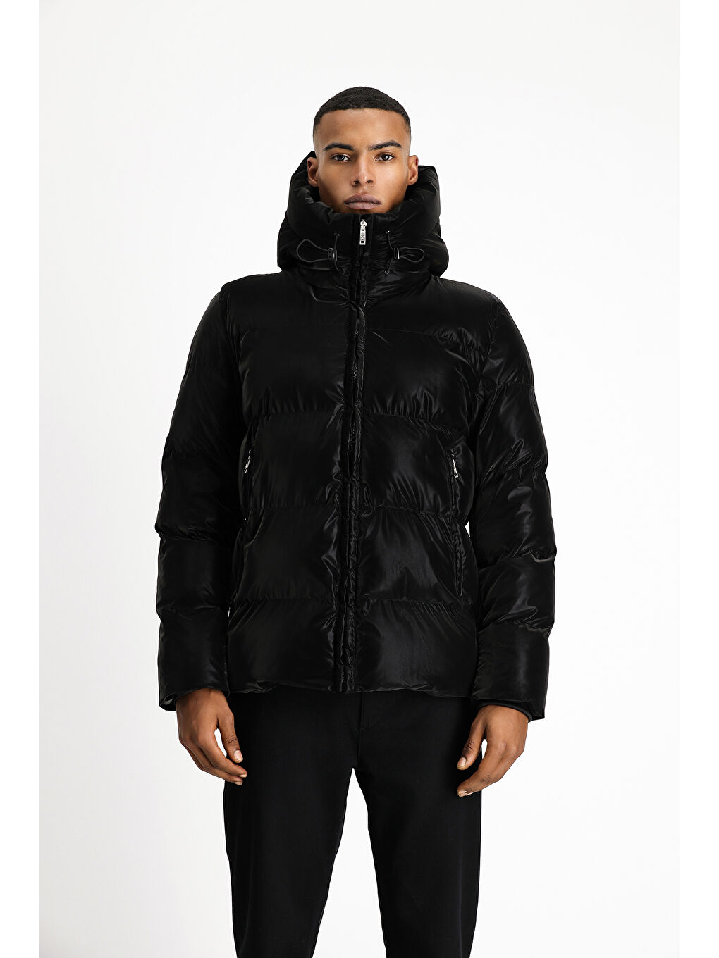 Siyah Kapüşonlu Şişme Deri Görünümlü Mont-3