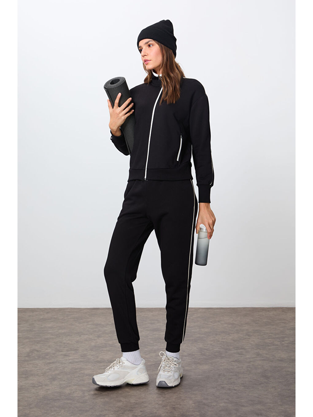 Siyah Kompakt Pamuklu Kalın Pürüzsüz Dokulu Dik Yaka Oversize Fit Kadın Eşofman Takım - 95340-2