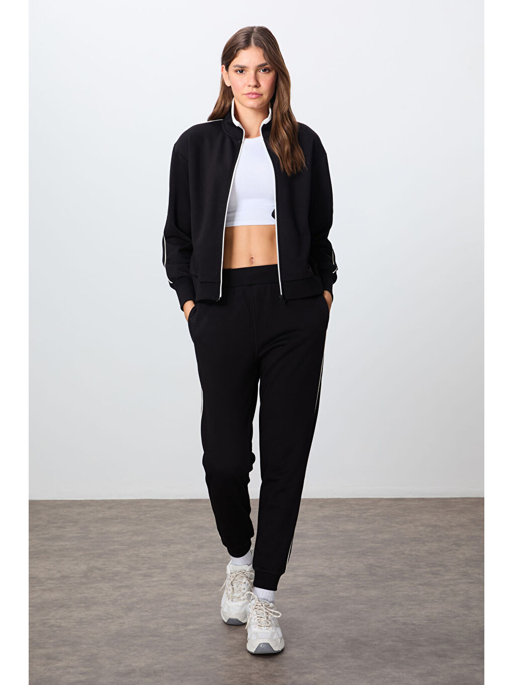 Siyah Kompakt Pamuklu Kalın Pürüzsüz Dokulu Dik Yaka Oversize Fit Kadın Eşofman Takım - 95340-6