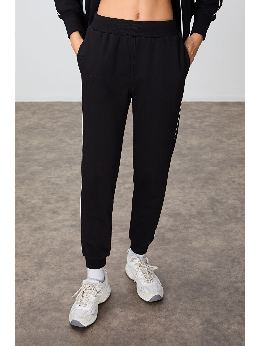 Siyah Kompakt Pamuklu Kalın Pürüzsüz Dokulu Dik Yaka Oversize Fit Kadın Eşofman Takım - 95340-8