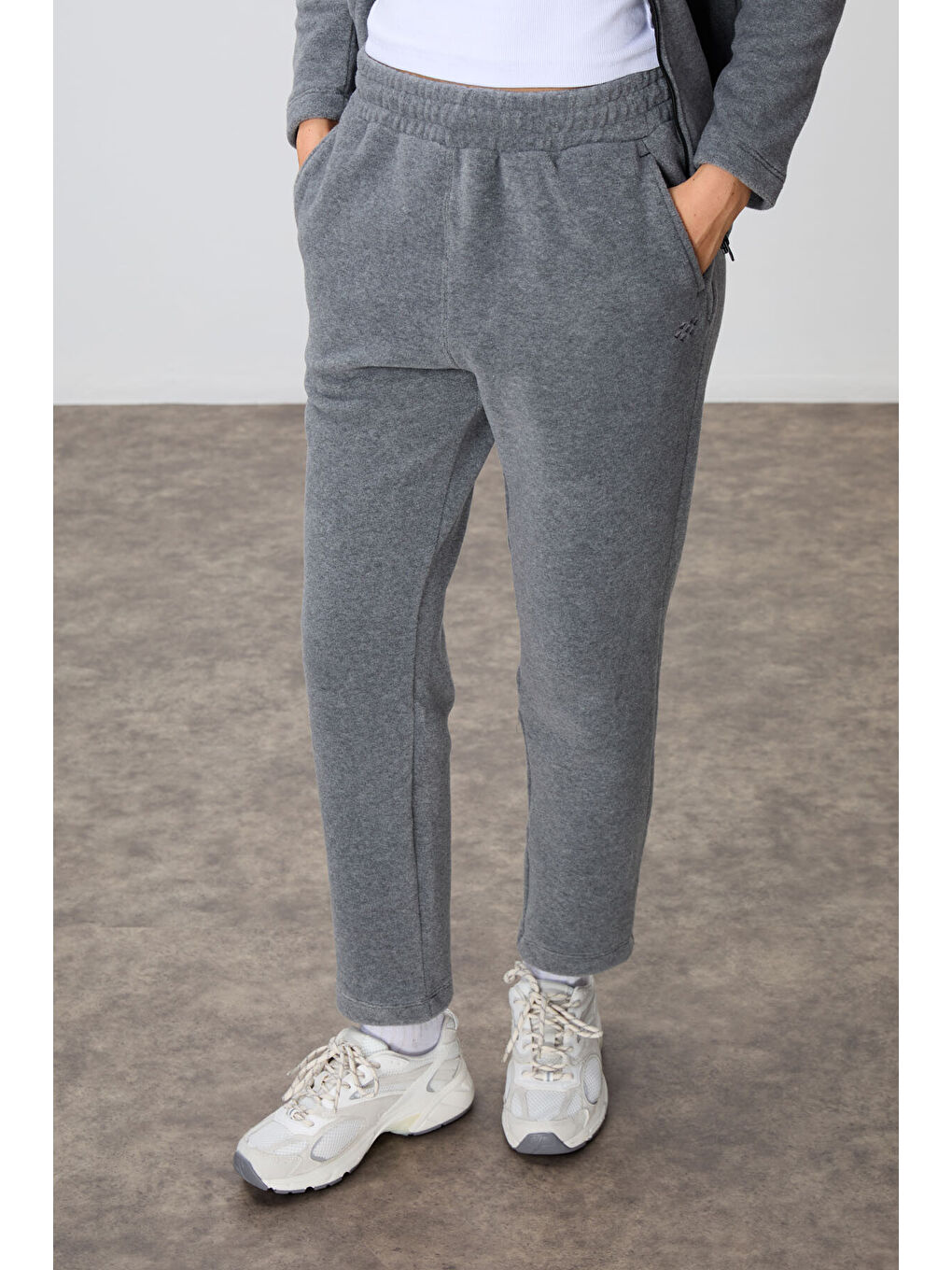 Gri Melanj Kalın Yumuşak Dokulu Dik Yaka Oversize Nakışlı Polar Kadın Eşofman Takım -95339-4