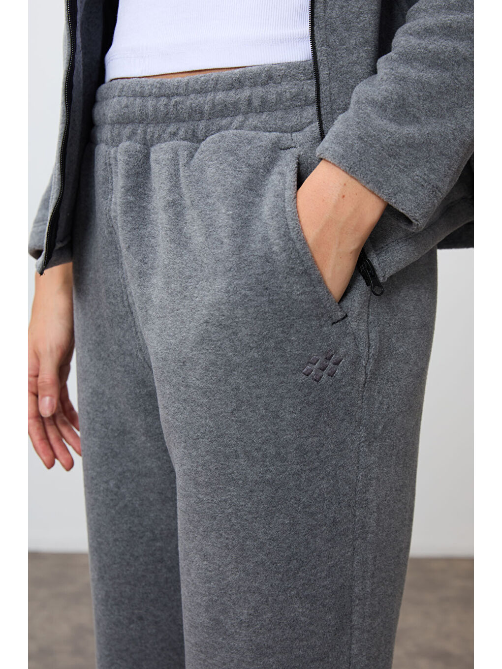 Gri Melanj Kalın Yumuşak Dokulu Dik Yaka Oversize Nakışlı Polar Kadın Eşofman Takım -95339-8