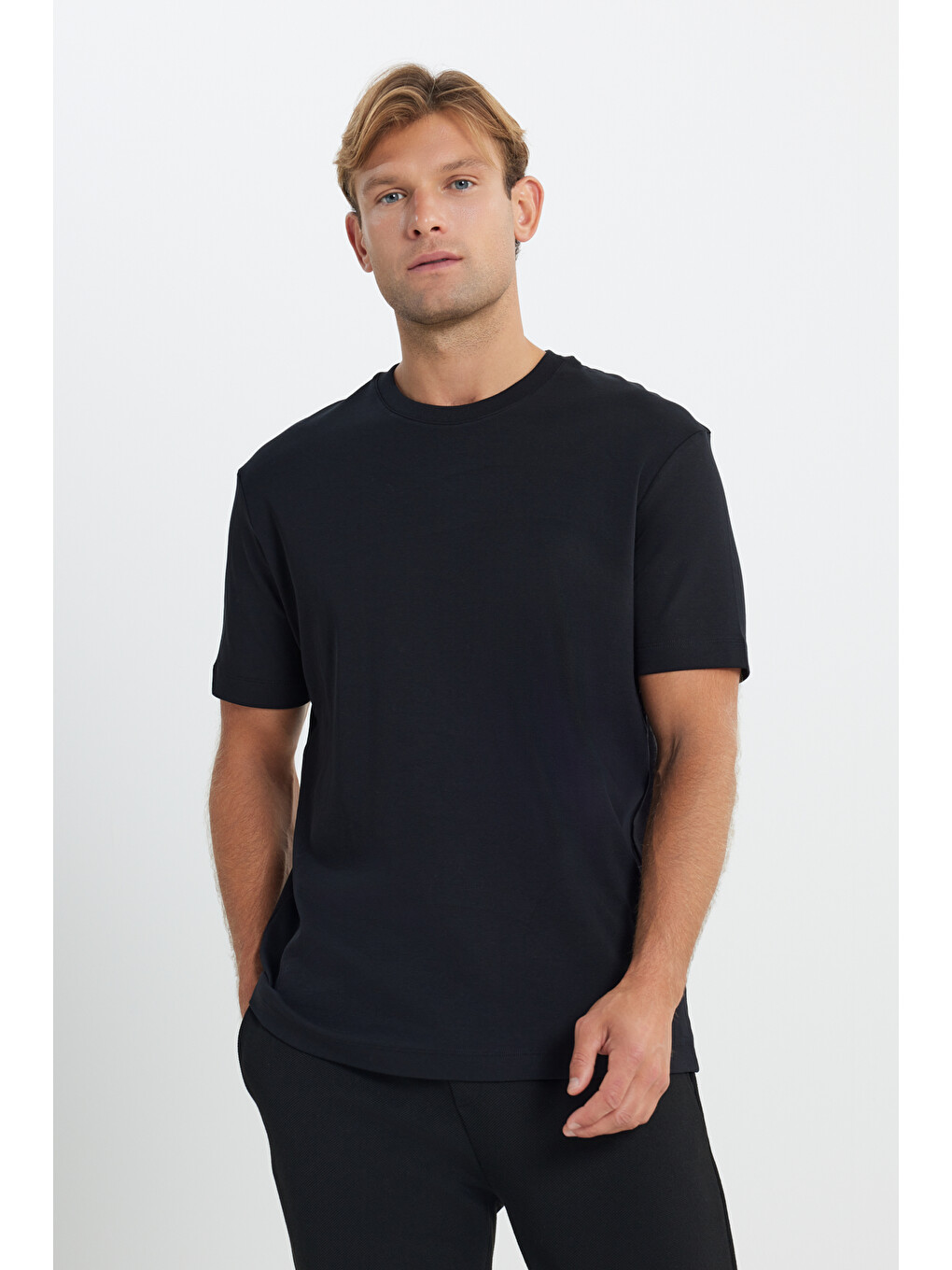 Erkek Siyah %100 Pamuk Modern Fit Normal Kesim Bisiklet Yaka Tişört-2
